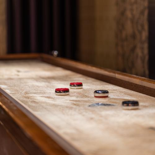 Shuffleboard vid restaurang Compagniet vid Hotell Arkipelag.